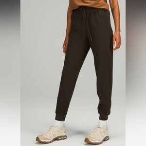 Lululemon Stretch High-Rise Jogger in Dark Olive, Size 8, Style W5DQDS